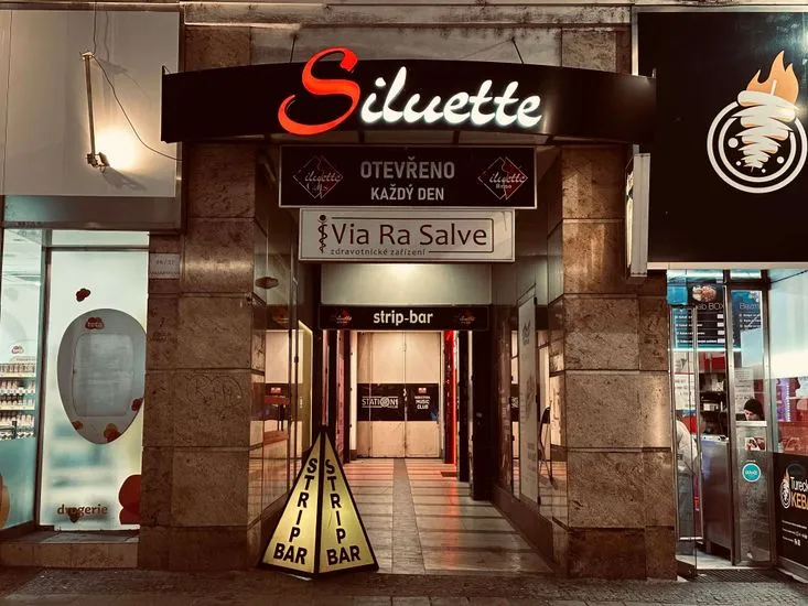 Vstup do klubu Siluette Brno na adrese Masarykova 25 kolem roku 2015, období před poslední modernizací interiéru.