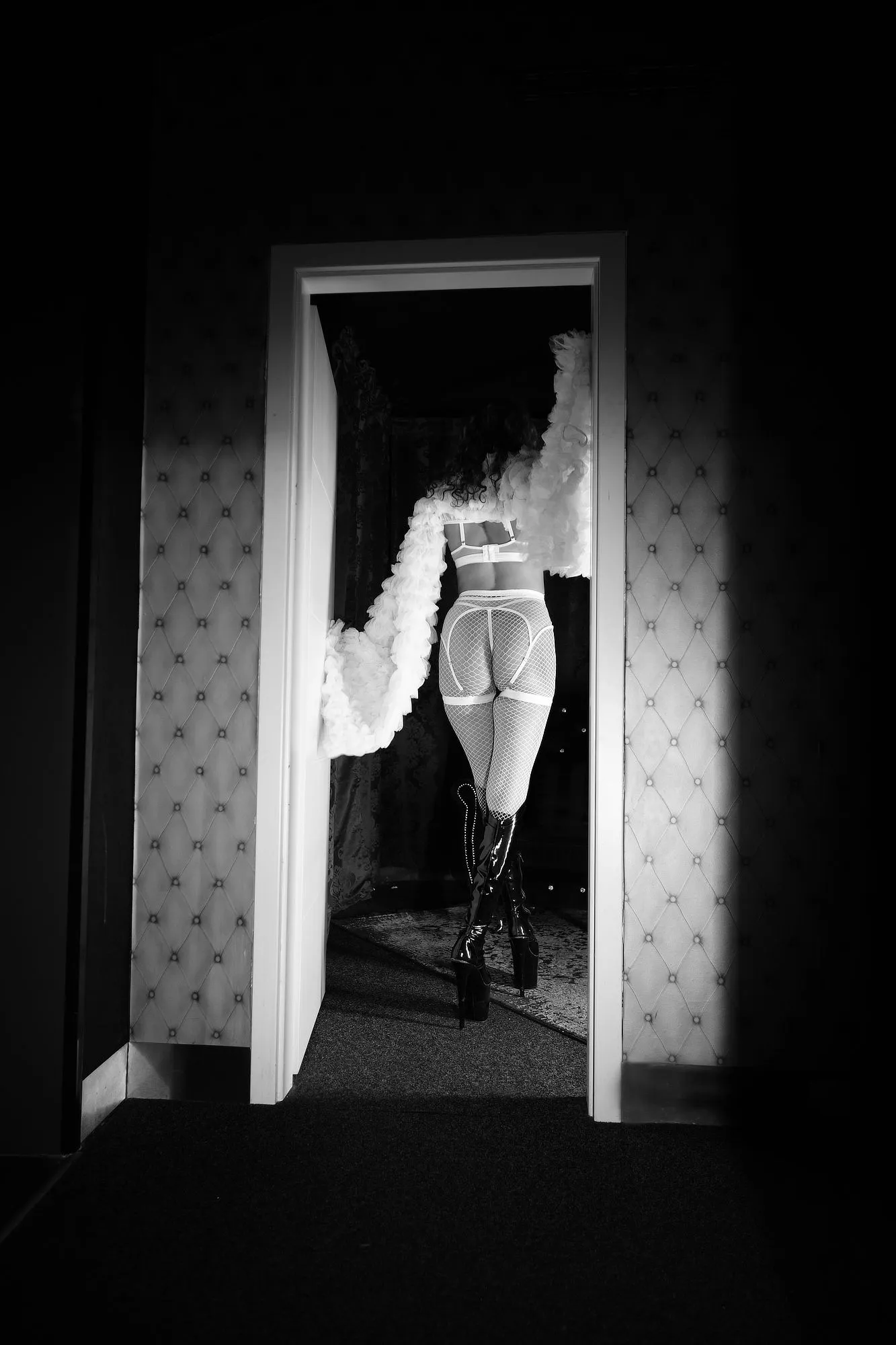 Tanečnice v kostýmu vstupuje do soukromého salonku klubu Siluette Brno, čímž symbolizuje přechod z veřejné části do intimnější atmosféry večera.